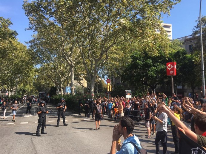 Manifestants de Jusapol i l'esquerra independentista a plaça d'Urquinaona
