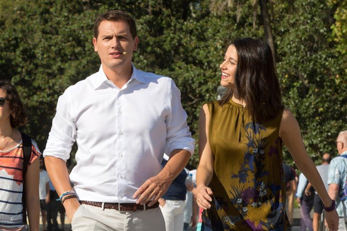 Albert Rivera e Inés Arrimmadas, en un acto en la Plaza de España de Sevilla