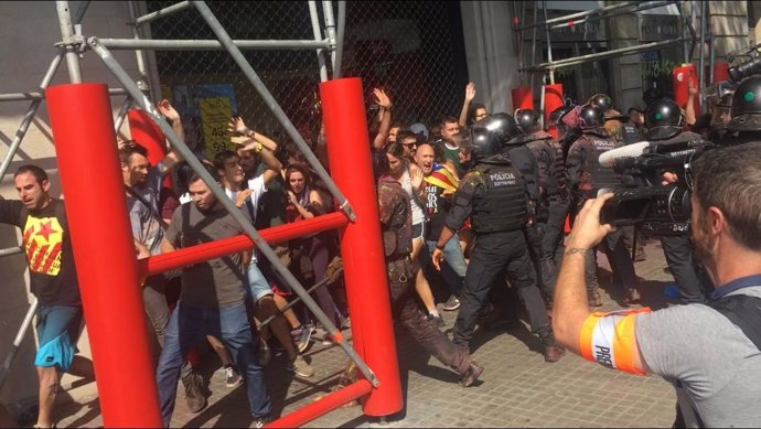 Los Mossos cargan contra inpependentistas en el centro de Barcelona