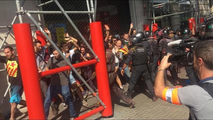 Els Mossos carreguen contra inpependentistes al centre de Barcelona