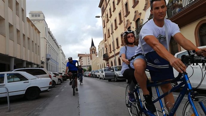 Recorrido en bicicleta de Gloria Rojas (PSOE) por las calles de Melilla