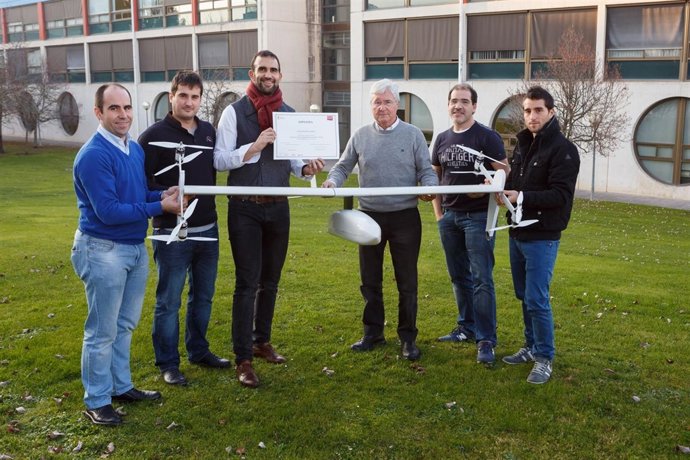 Integrantes de la empresa FuVeX posan con el dron híbrido