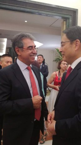 El secretario general de Comercio de Extremadura y el embajador de China