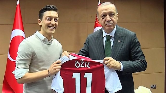 El presidente turco, Recep Tayyip Erdogan y el jugador alemán Mesut Ozil