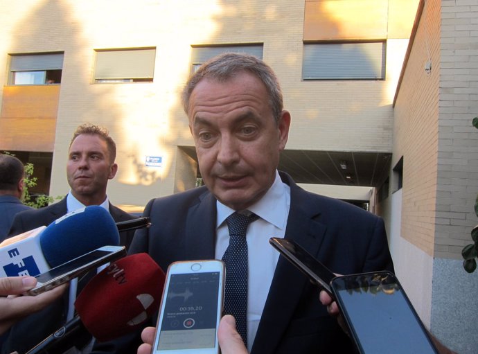 Rodríguez Zapatero atiende a los medios en Salamanca   