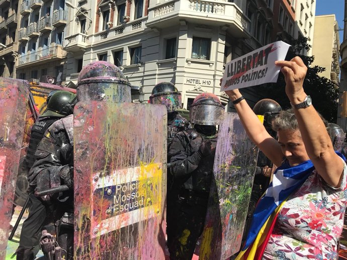 Tensió per una manifestació de policies i una altra independentista a Barcelona