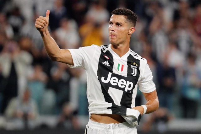 Cristiano Ronaldo levanta el pulgar con la Juventus