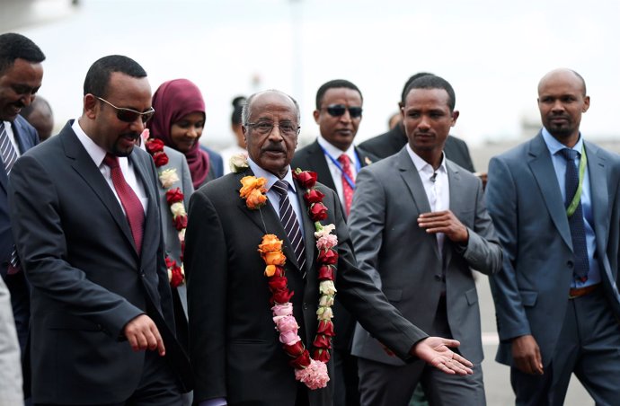 El ministro de Exteriores de Eritrea, Osman Salé, con el primer ministro etíope