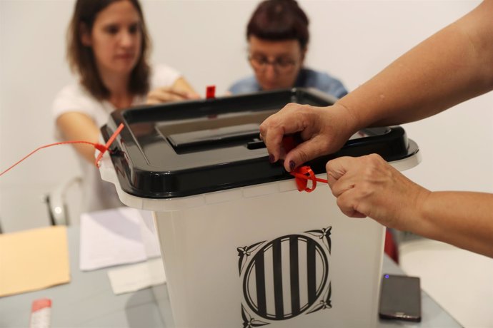 Urnas y papeletas durante el referéndum ilegal de Cataluña