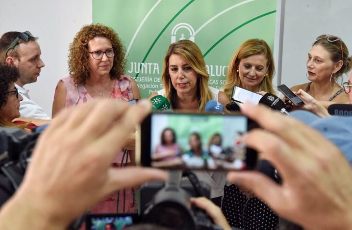 Susana Díaz atiende a los medios en Almería