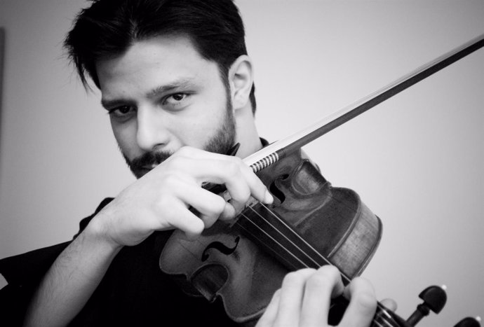 El violinista Razvan Stoica dirige a la Kamerata Stradivarius 
