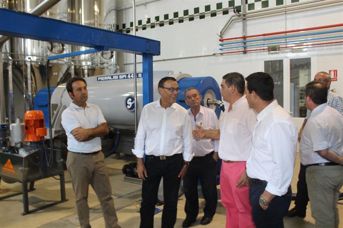 Caraballo visita una almazara ecológica en Encinasola