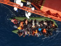 Rescatadas 61 personas de dos pateras en el mar de Alborán