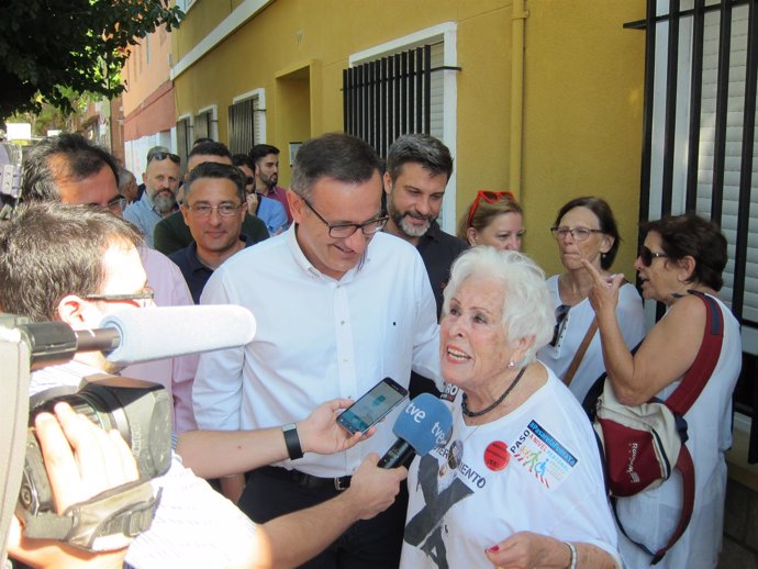 Diego Conesa con la 'abuela' del Soterramiento      