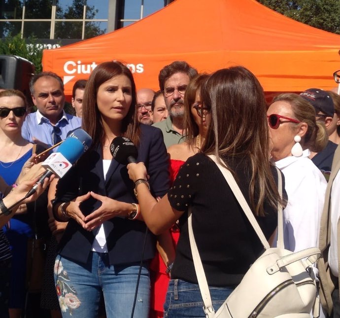 La diputada de Cs en el Parlament Lorena Roldán atendiendo a los medios