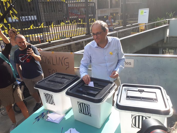 El president de la Generalitat, Quim Torra, en el col·legi on va votar l'1-O