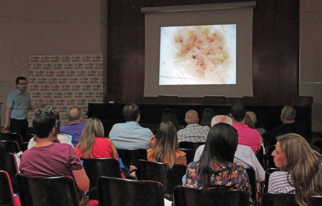 Médicos de Melilla participan en un curso contra el cáncer de piel
