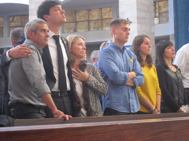 Familiares de Celia Barquín en el funeral                 