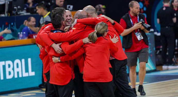 Lucas Mondelo y su cuerpo técnico celebran la victoria de España