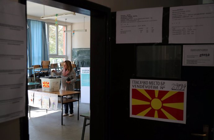 Una mujer vota en el referéndum en Macedonia sobre el acuerdo con Grecia