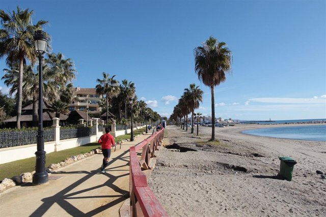 Tramo de la playa de Nueva Andalucía. 