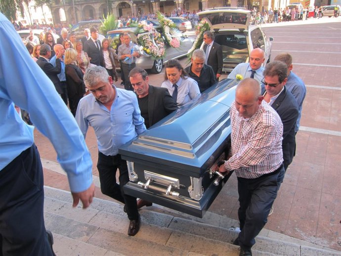 El féretro con el cuerpo de Celia Barquín         