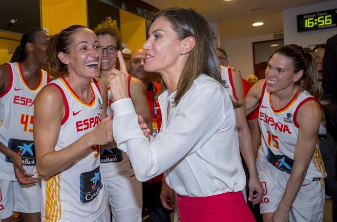 La Reina Letizia felicita a la selección española de baloncesto