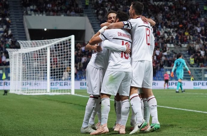 Los futbolistas del AC Milan celebran un gol