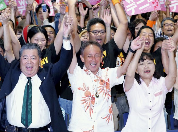 Danny Tamaki celebra su victoria en las elecciones en Okinawa (Japón)