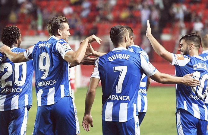 Los jugadores del RC Deportivo de La Coruña celebran un gol