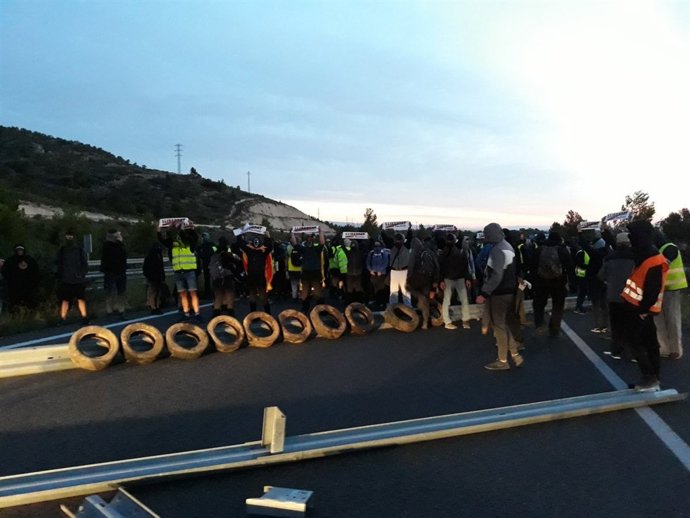 Els CDR tallen la circulació de l'AP7 a l'altura de Vandellòs (Tarragona)