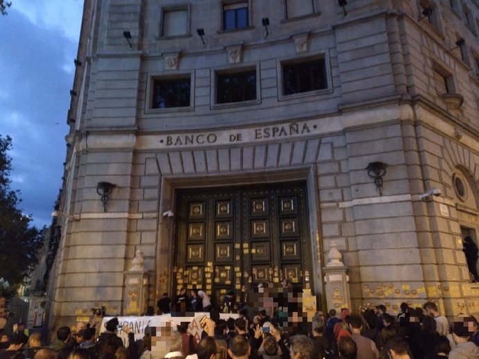 Miembros de los CDR se concentran frente al Banco de España en Barcelona