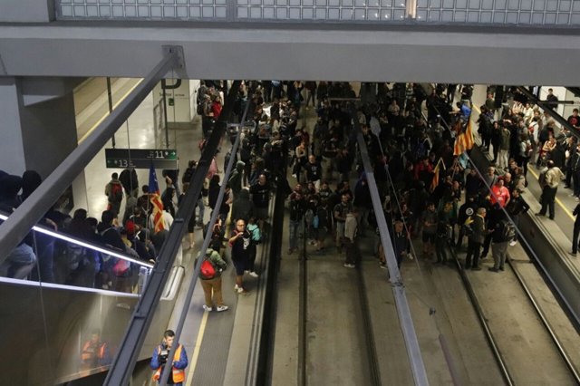 Los CDR ocupan las vÃas del AVe en Girona
