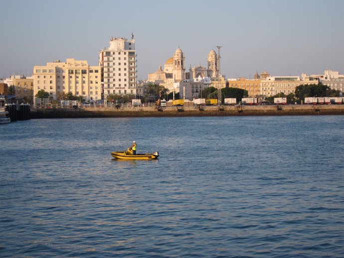 Vista Del Puerto De La Bahía De Cádiz