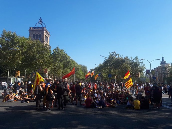 Estudiants tallen la Gran Via per l'aniversari de l'1-O
