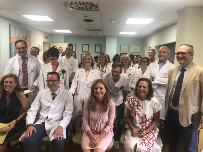 Marina Álvarez, con profesionales oncológicos del Virgen Macarena de Sevilla