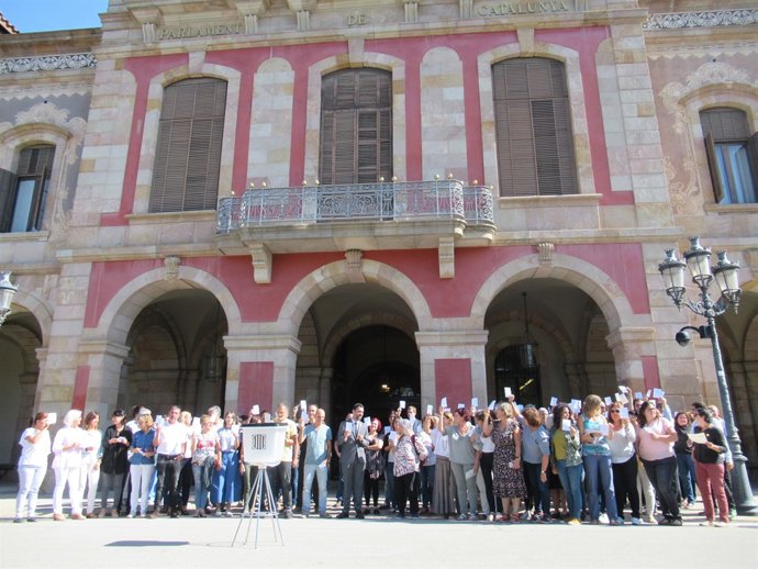 Concentració de treballadors del Parlament per l'aniversari de l'1-O