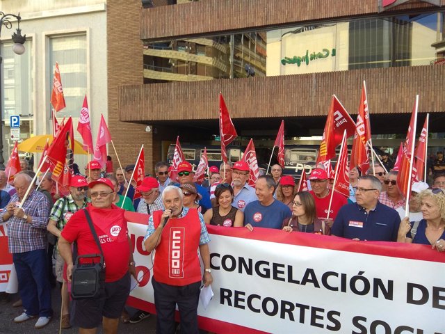 Pensionistas concentrados ante Delegación del Gobierno de Comunitat Valenciana