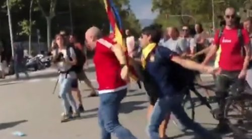 Momento de la agresión de un independentista a un manifestante de Jusapol