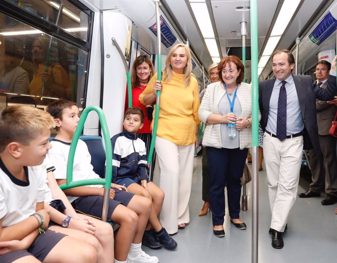 Rosalía Gonzalo y Borja Carabante con escolares en un tren de Metro de Madrid