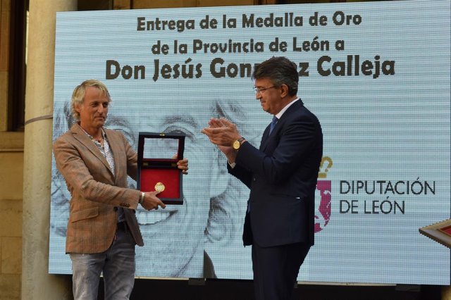 Calleja recibe la Medalla de Oro de la provincia de León. 