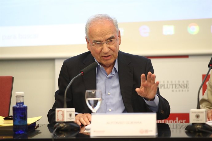 Alfonso Guerra imparteix una ponència en un curs sobre la reforma constitucional