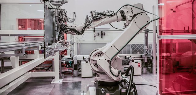 Robot en una fábrica. Industria 4.0