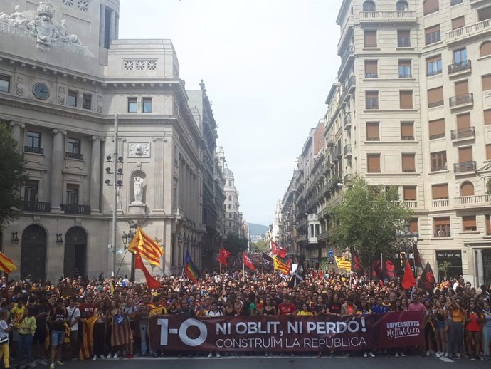 Manifestación estudiantil por el 1-O en Barcelona