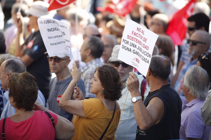 Manifestación en Madrid de pensionistas con motivo del Día Internacional de las 