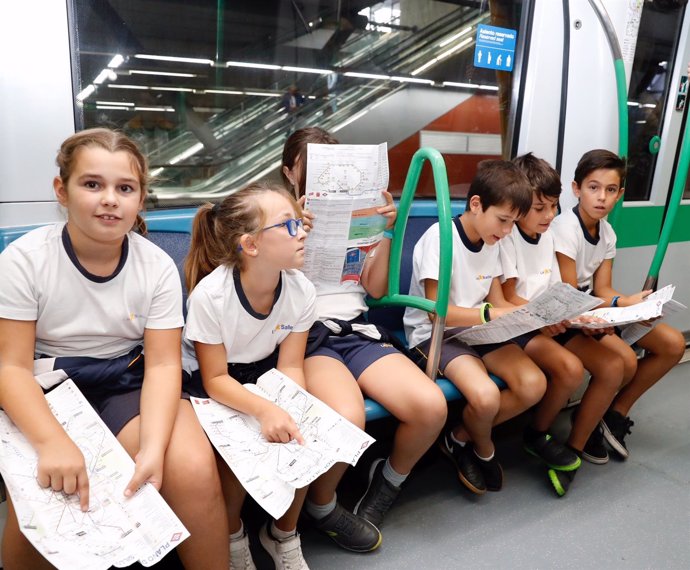 Escolares durante una visita a un tren de Metro de Madrid