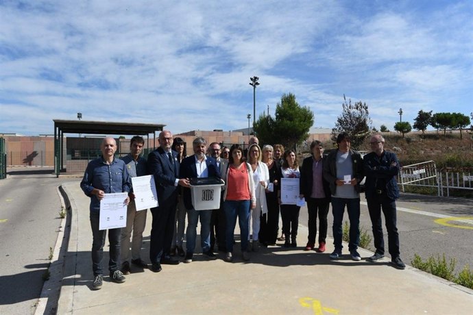 Miembros de JxCat ante la cárcel de Lledoners