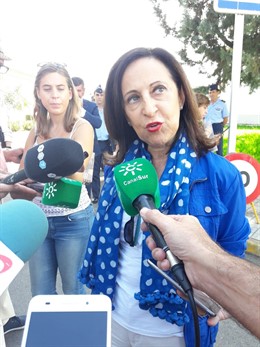 La ministra de Defensa, Margarita Robles, en Armilla (Granada)