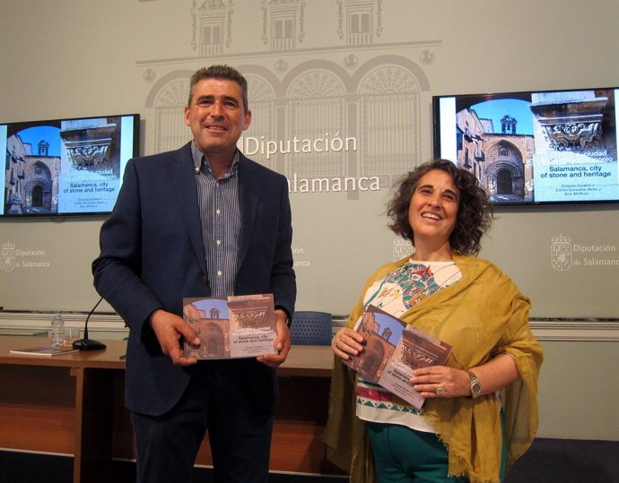 Julián Barrera y Dolores Pereira en la presentación del libro