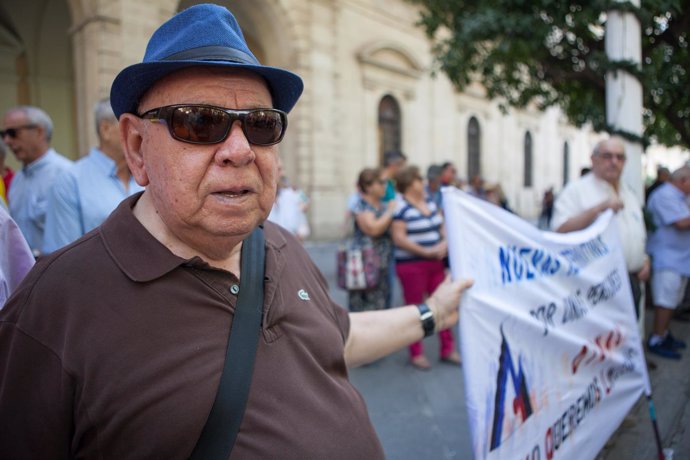 Un pensionista participa en la manifestación